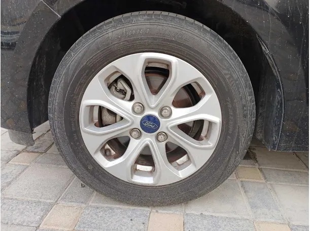 Car image 9