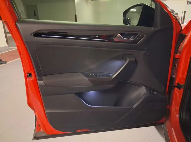 Car image 10
