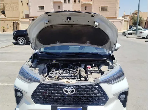 Car image 30