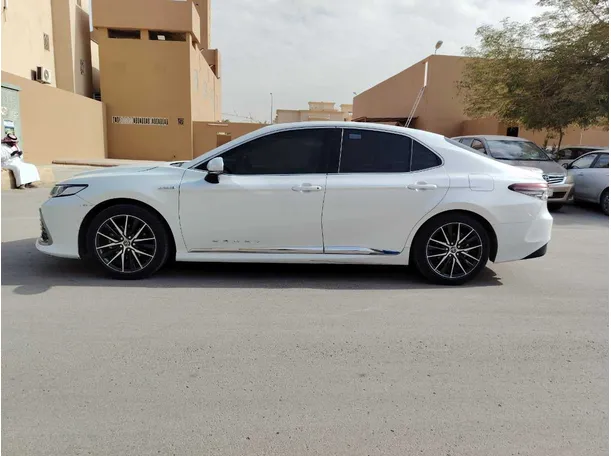 Car image 8