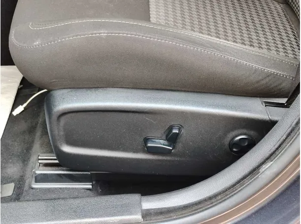 Car image 26