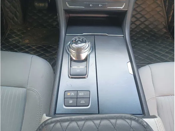 Car image 14