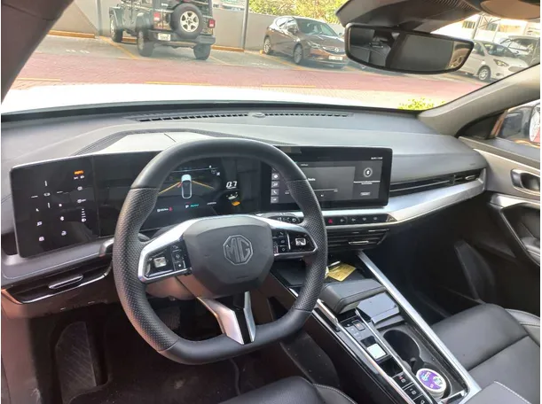 Car image 11