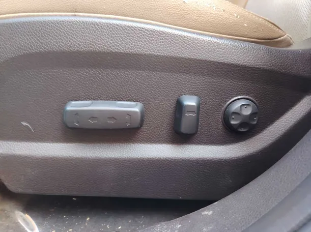 Car image 28