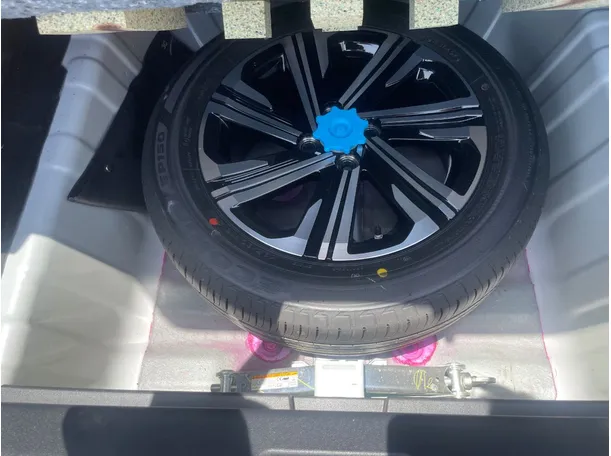 Car image 24