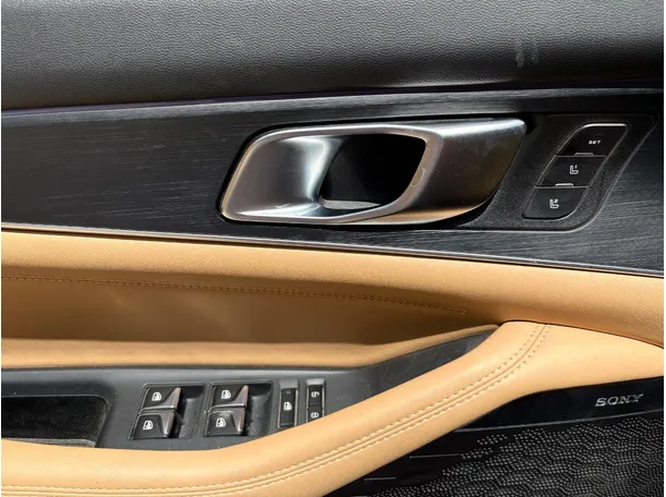 Car image 26