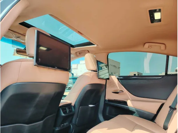 Car image 17