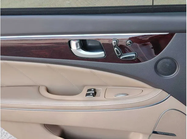 Car image 30