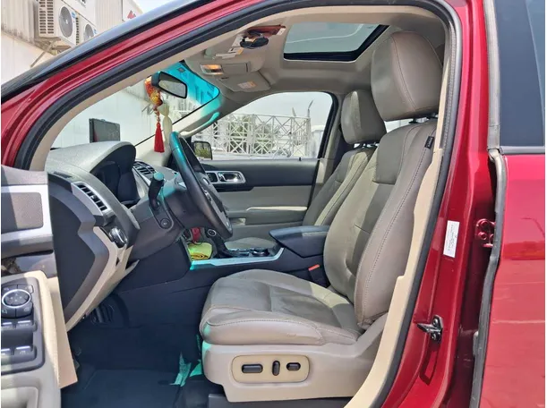 Car image 12