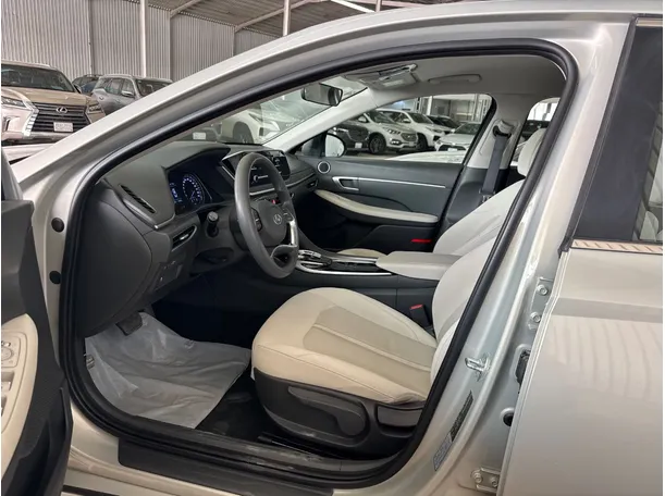 Car image 10