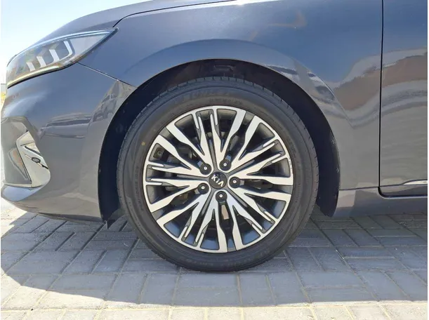 Car image 9