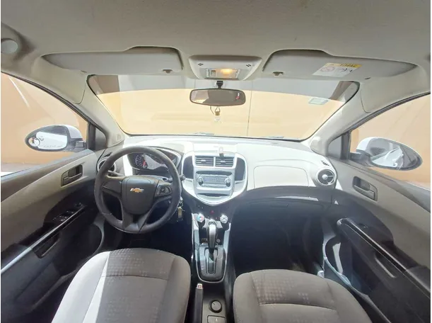 Car image 14