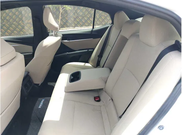 Car image 19