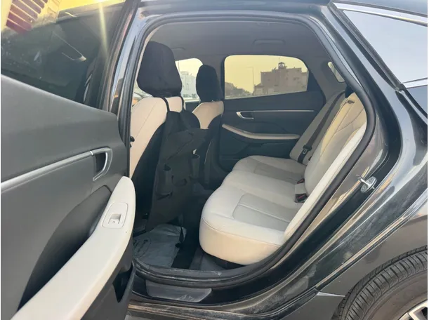Car image 13