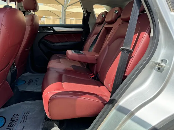 Car image 14