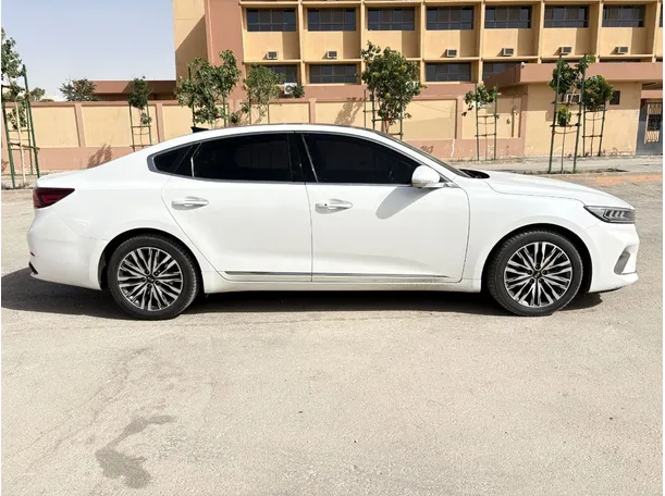 Car image 4