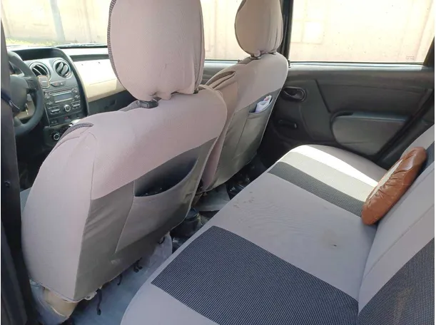 Car image 12