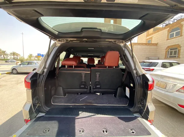Car image 20