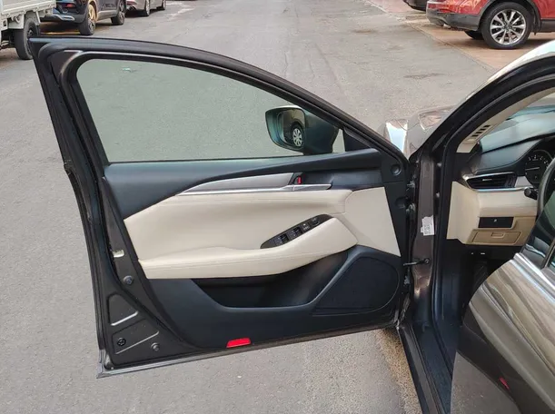 Car image 11
