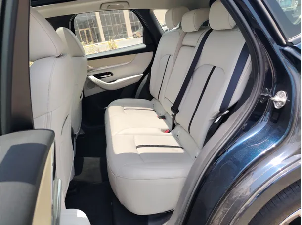 Car image 16