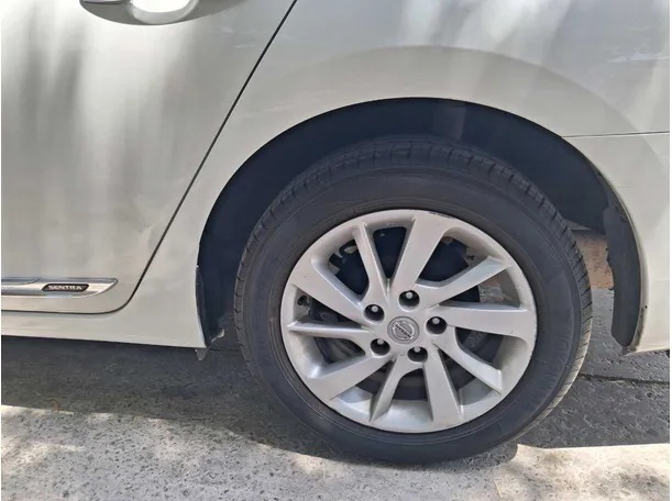 Car image 9