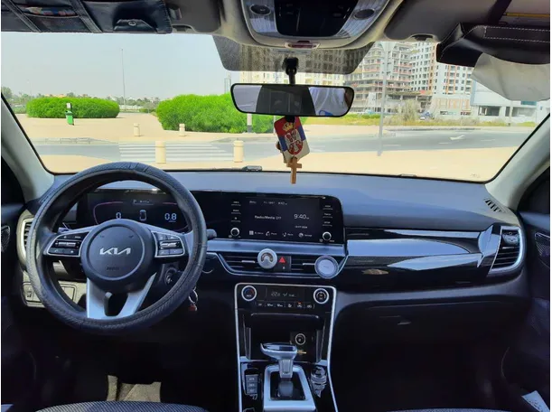 Car image 14
