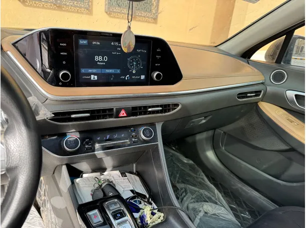 Car image 16