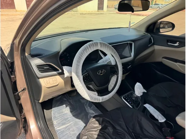 Car image 12