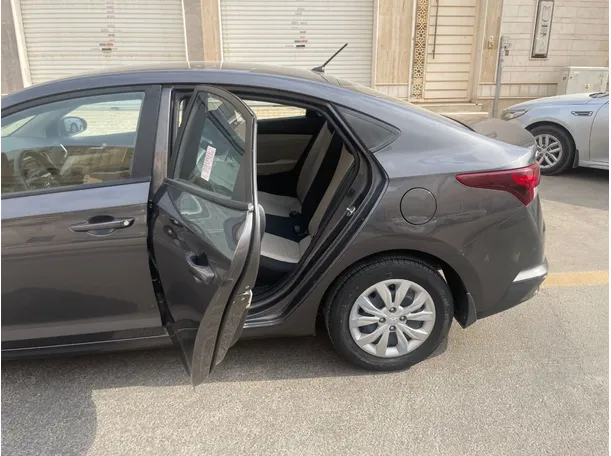 Car image 15