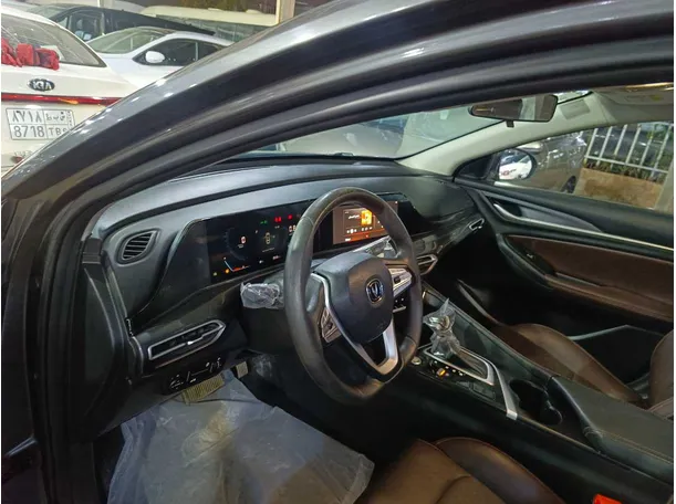 Car image 11