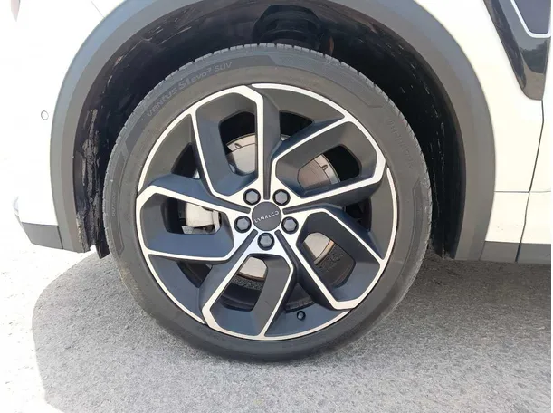 Car image 10