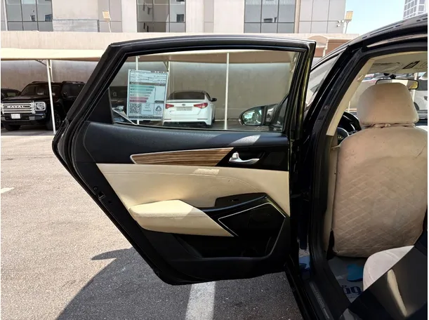 Car image 14