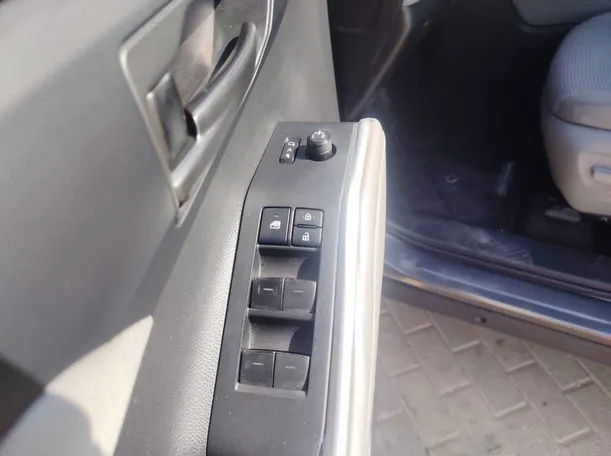Car image 30