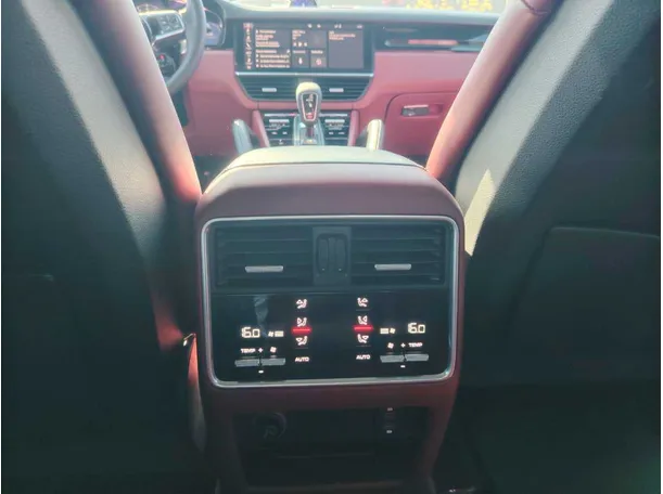 Car image 28
