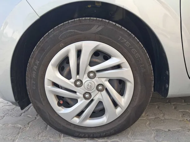Car image 9
