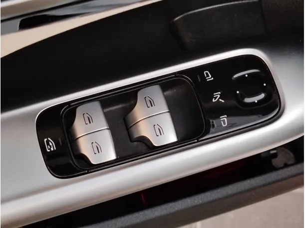 Car image 32