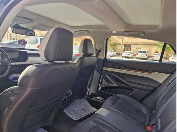 Car image 14