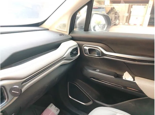 Car image 32