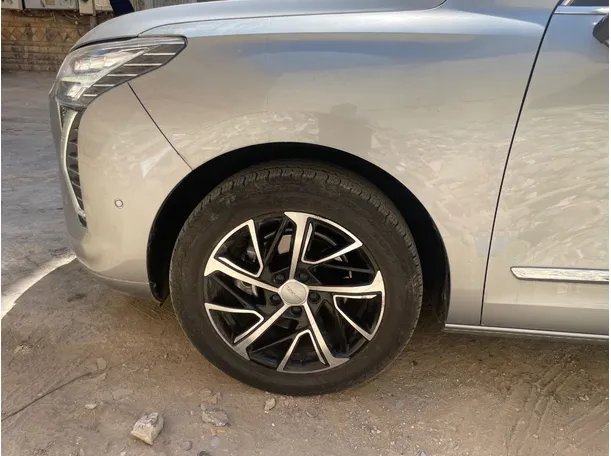 Car image 9
