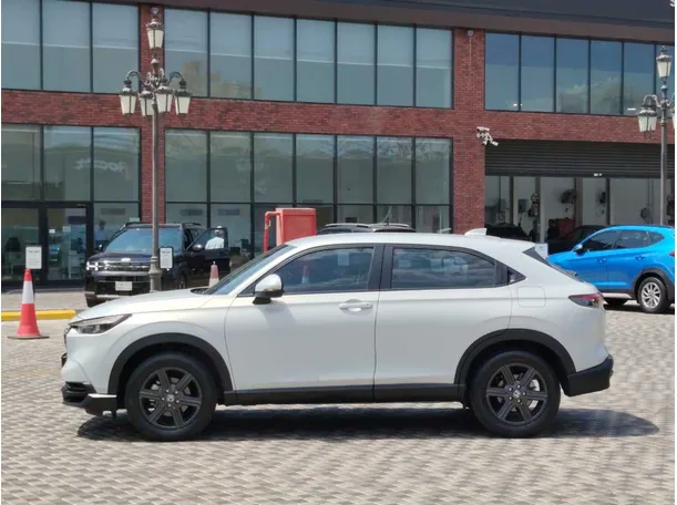 Car image 8