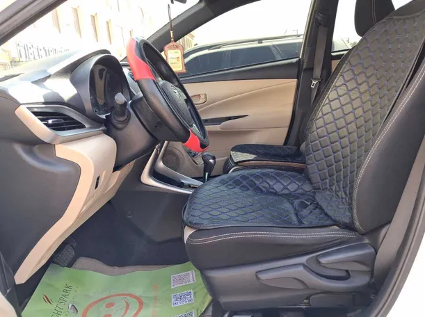 Car image 12