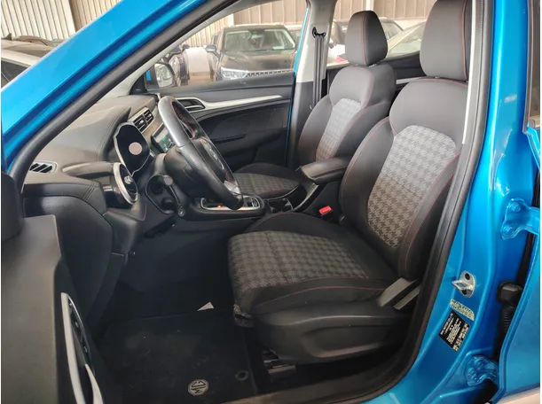 Car image 14