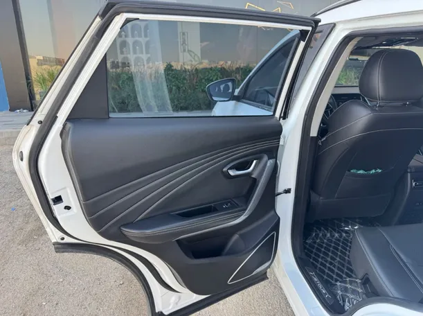 Car image 12