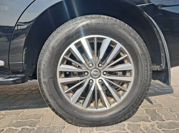 Car image 9