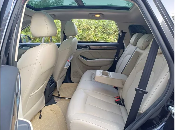 Car image 14