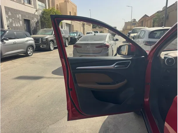 Car image 10