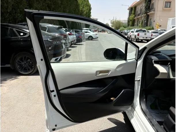 Car image 10