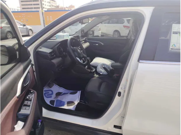 Car image 12