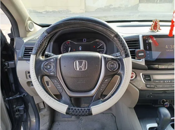 Car image 16