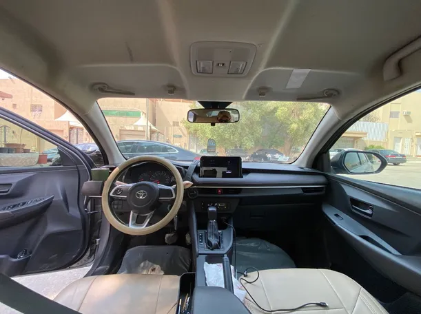 Car image 14